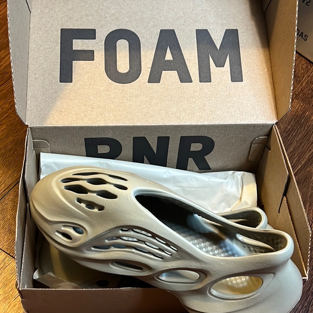 YEEZY RNR